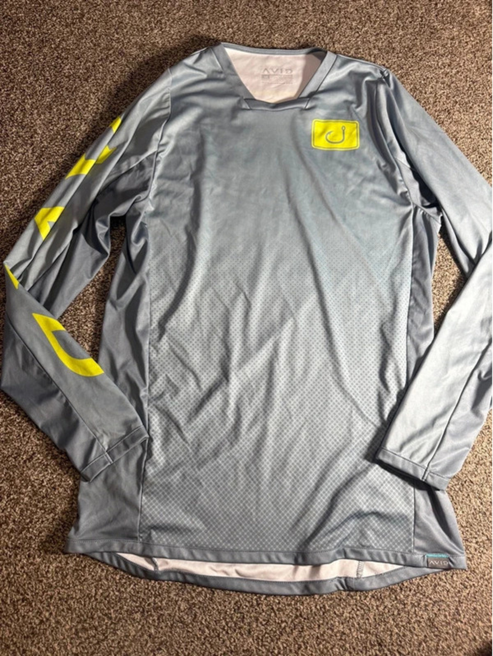 AVID Men’s Medium Gray Yellow Long Sleeve Shirt